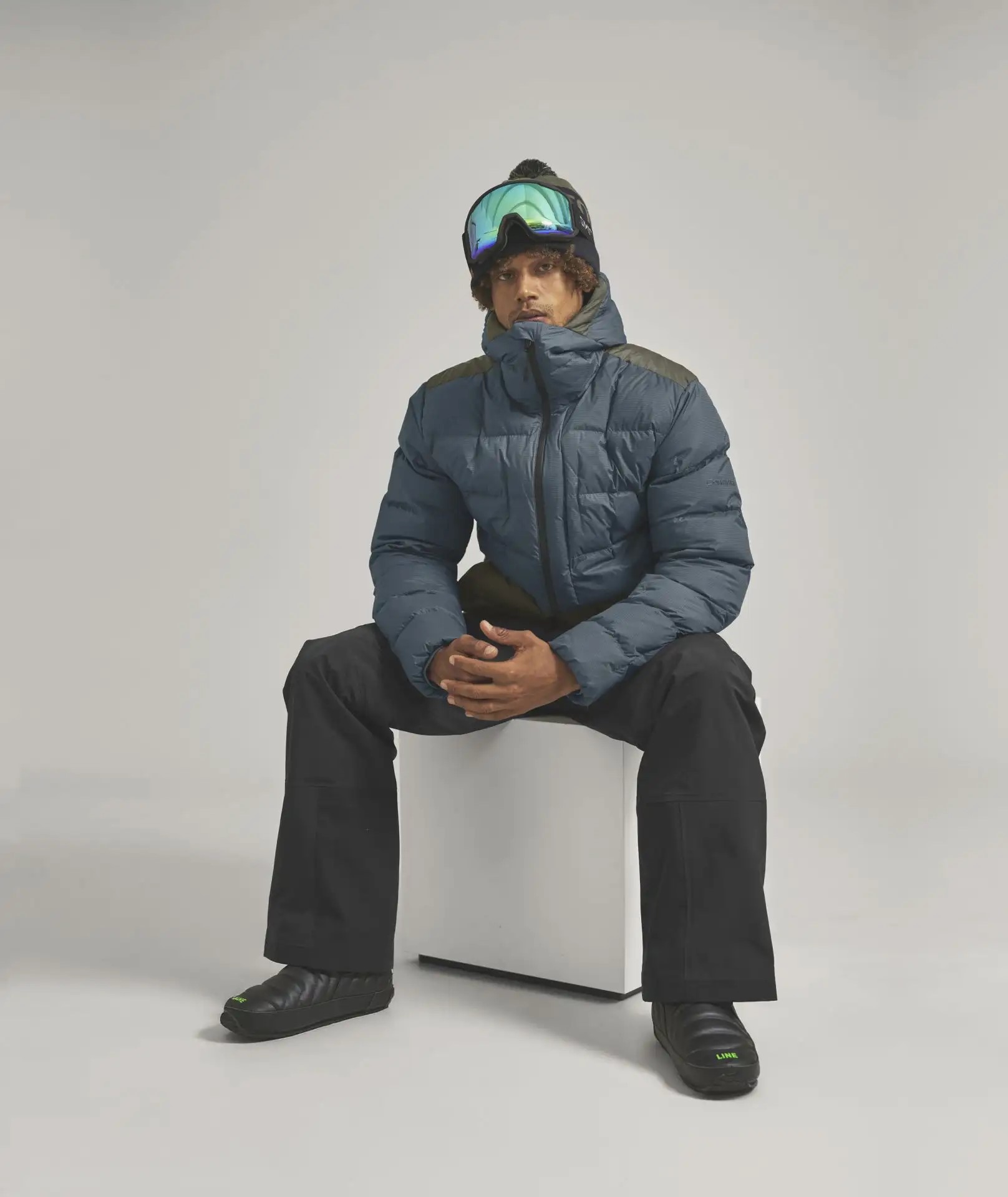 Husky-Onlinestore-Ortovox-Downwool-270-Jacket-M-611920000-dark-arctic-grey-Model-Sitzen