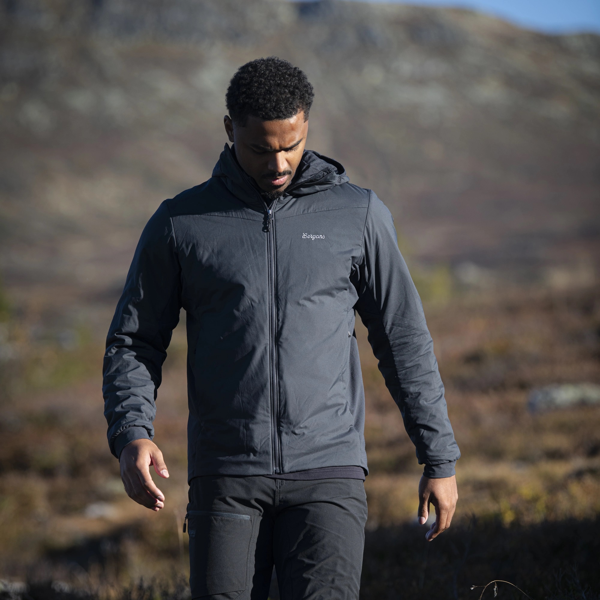Bergans-of-Norway-Holo-Insulated-Hood-Jacket-Men-3707-Dark-Shadow-Grey-Liveansicht-2