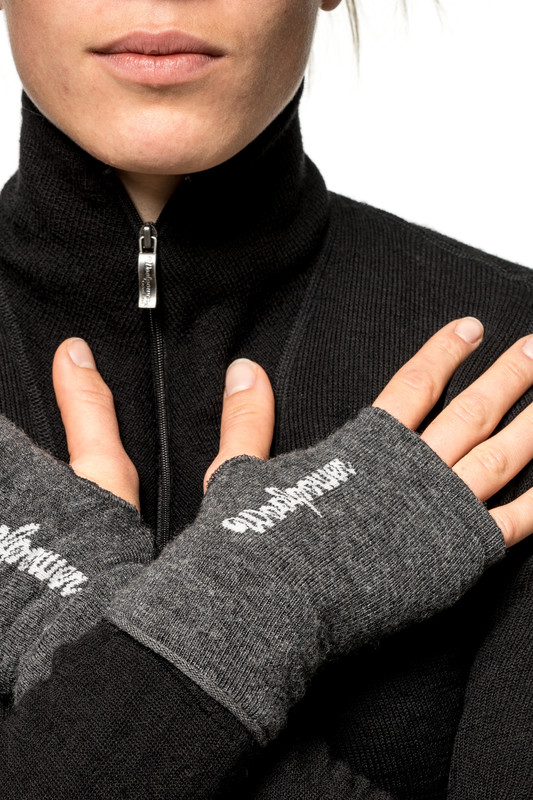 Woolpower-Wrist-Gaiter-9672-Grey-Modelansicht