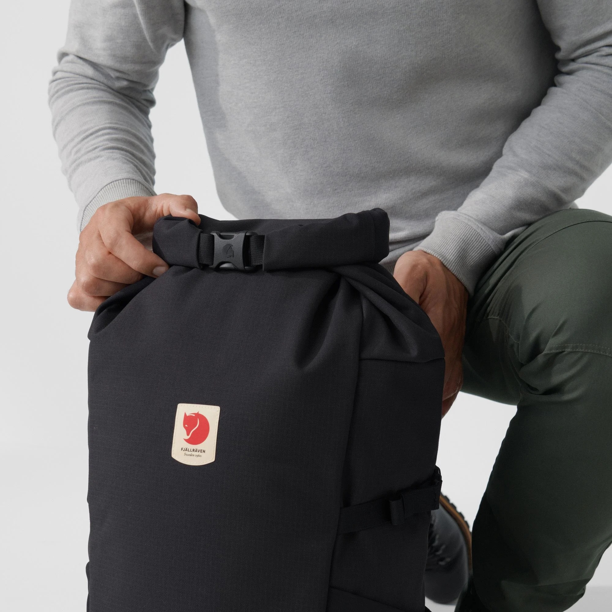 Fjällräven-Ulvö-Rolltop-30-23312-Black-Modelanischt-4