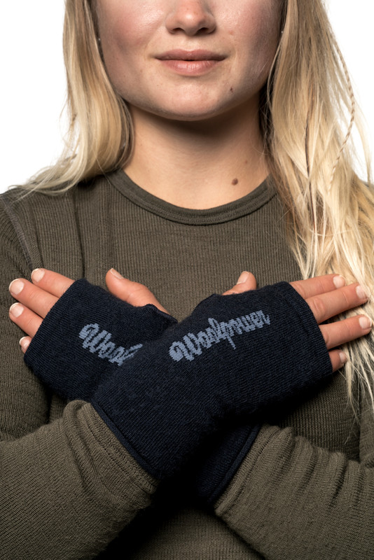 Woolpower-Wrist-Gaiter-9672-Dark-Navy-Modelansicht