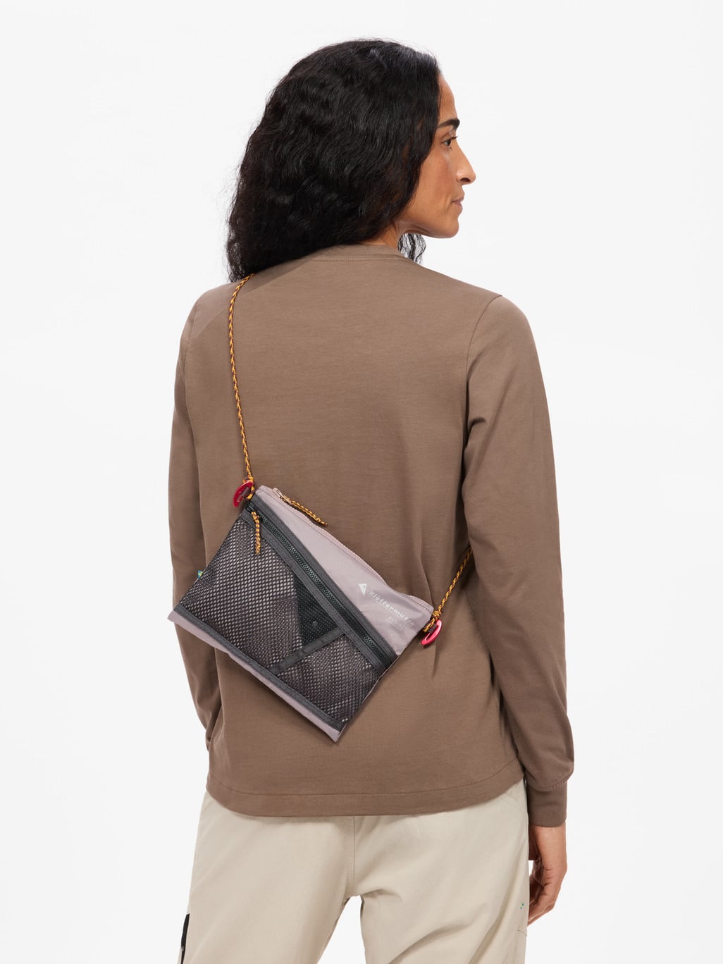 Klattermusen-Algir-Accessory-Bag-Medium-41426U01-Purple-Dove-Modelansicht-2