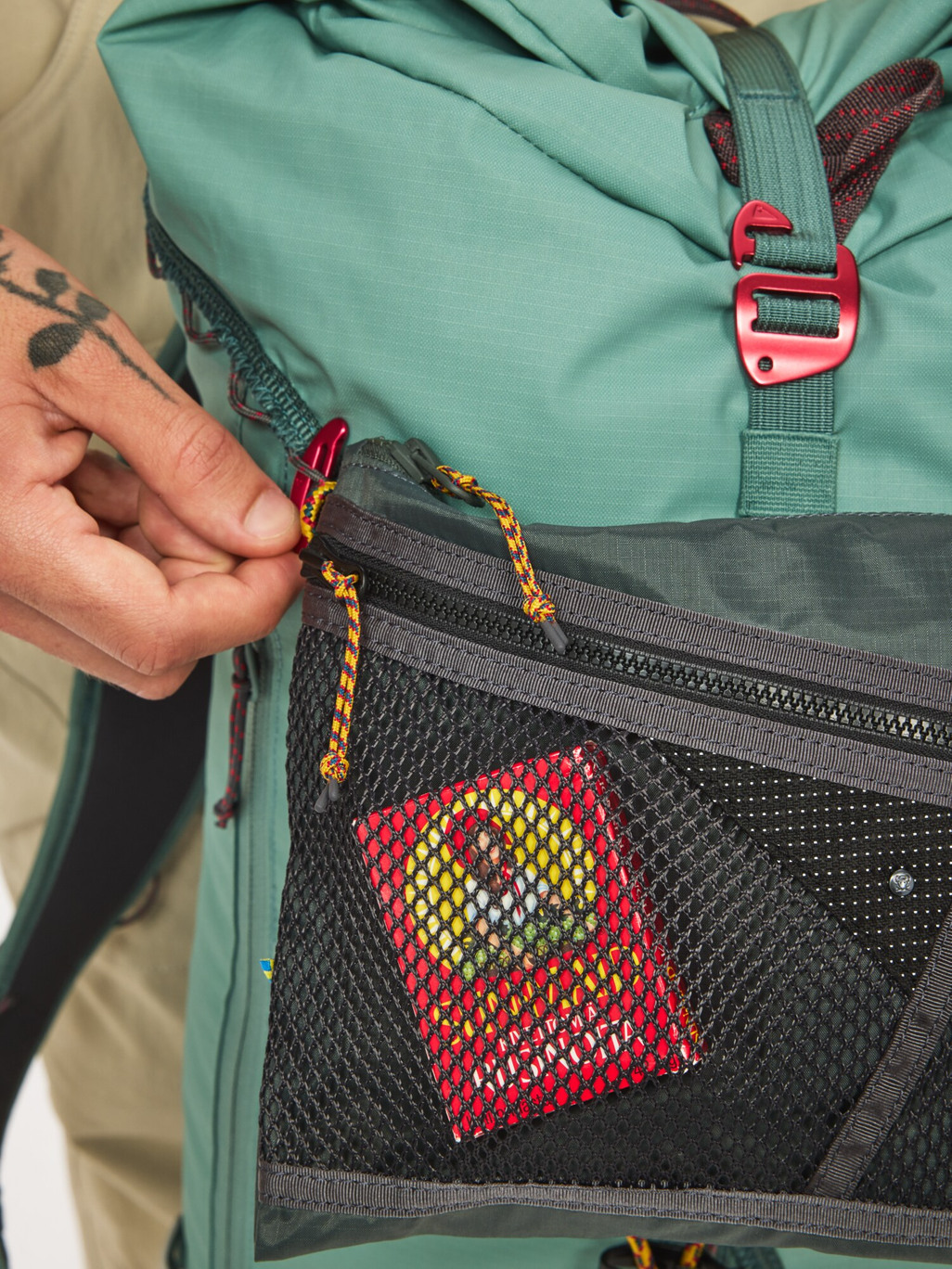 Klattermusen-Algir-Accessory-Bag-Medium-41426U01-Dark-Teal-Detail-2