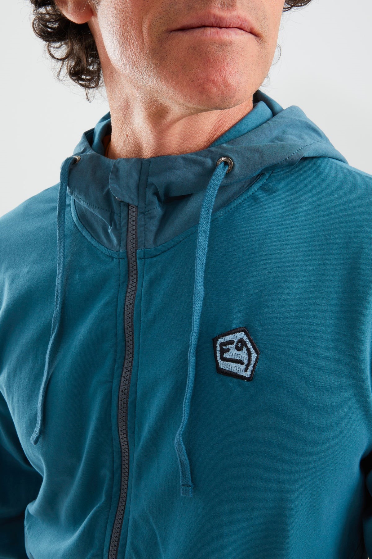 Husky-Onlinestore-E9-S-BLUA-S26-UFL002-APATITE-Model-Nahansicht
