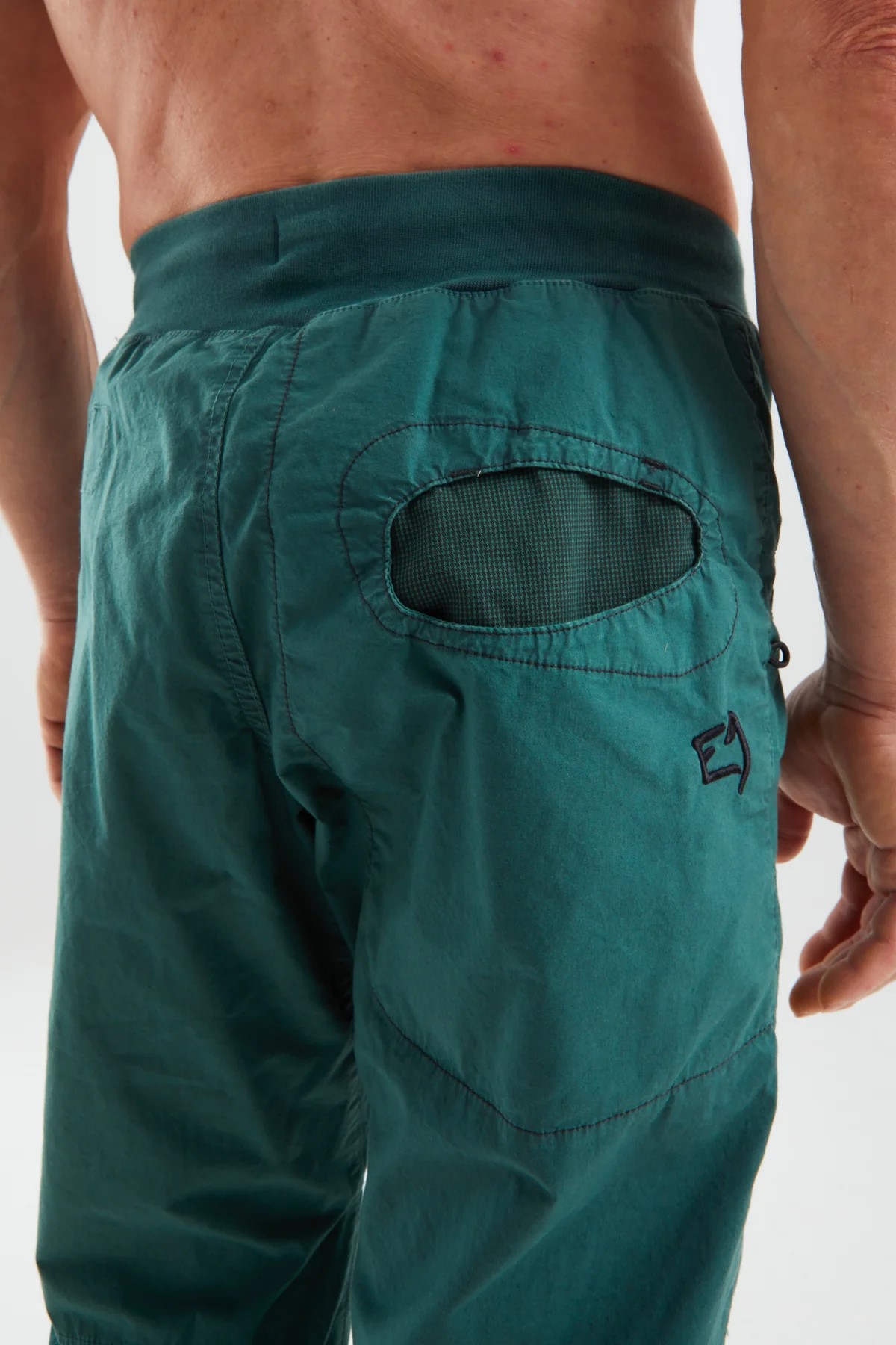Husky-Onlinestore-E9-RONDO-SLIM-S25-UTR004-EDEN-Model-Backansicht