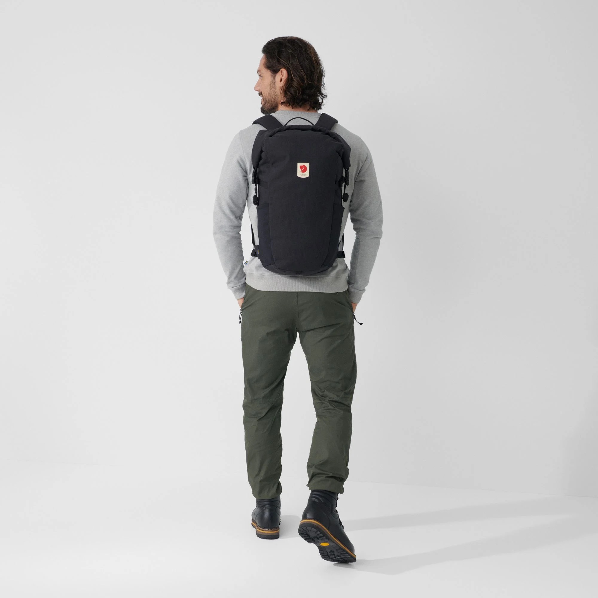 Fjällräven-Ulvö-Rolltop-30-23312-Black-Modelanischt-1