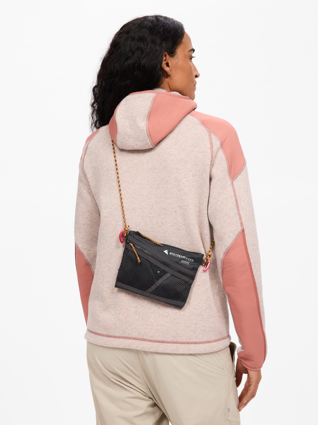 Klattermusen-Algir-Accessory-Bag-Small-41427U01-Modelansicht-2