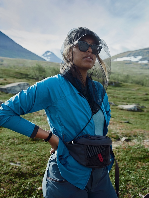 Klättermusen Eldner 2.0 Lumbarpack Raven Tragebild